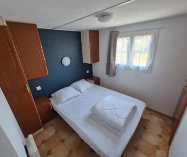 Dans le mobil-home chambre avec lit double et placards chez Loulou et Bibou