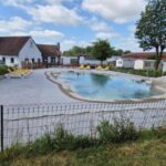 Espace piscine extérieur avec transats au mobil-home Chez Loulou et Bibou