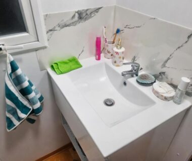 Salle de bains avec lavabo serviette et accessoires dans le mobil-home Chez Loulou et Bibou