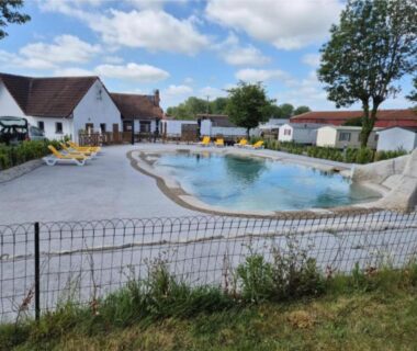 Espace piscine extérieur avec transats au mobil-home Chez Loulou et Bibou