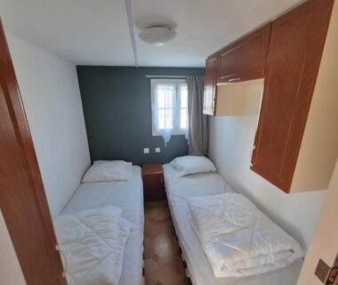 Chambre du mobil-home avec deux lits simples dans le mobil-home Chez Loulou et Bibou
