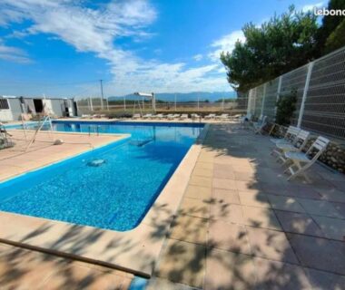 Piscine extérieure avec chaises longues dans les Alpes-de-Haute-Provence au Mobil home Chrisali