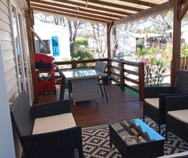 Terrasse couverte avec salon extérieur au Mobil home Chrisali