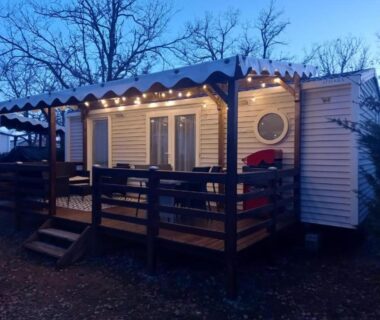 Terrasse en bois éclairée au crépuscule du Mobil home Chrisali