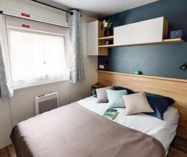 Chambre avec lit double et fenêtre dans le mobil-home Camping Marisol