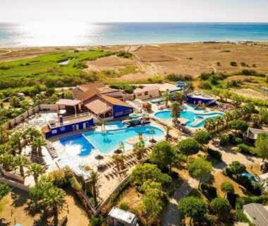 Vue aérienne de la piscine et des mobil-homes au Camping Marisol