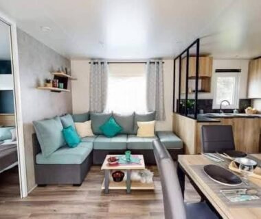 Salon et kitchenette dans le mobil-home climatisé du Camping Marisol 6-8 personnes