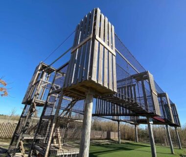 Structure de jeux sur pilotis dans le Camping Marisol