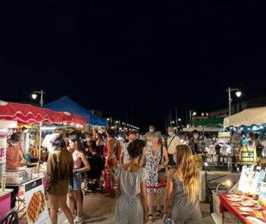 Marché nocturne avec stands et promeneurs au Camping Marisol