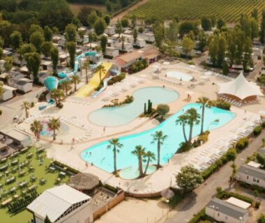 Piscine avec bassins et palmiers du mobil home MH-A004