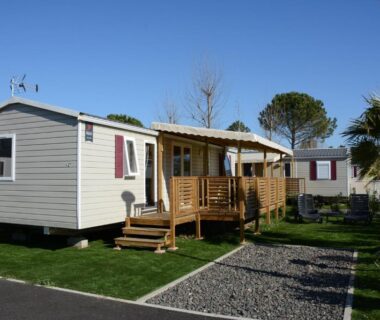 Terrasse sur pelouse au mobil-home MH-A004 du Camping LA CARABASSE