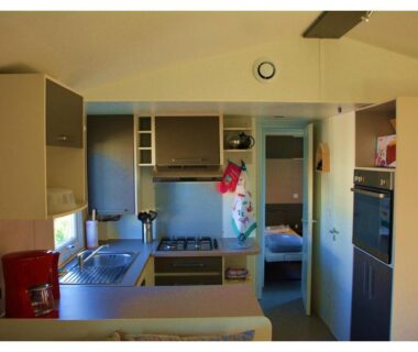 Cuisine équipée dans le mobil home MH-A004 au Camping LA CARABASSE