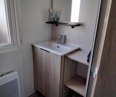 Lavabo et meuble de salle de bain dans le mobil-home MH-A020 du Camping LE LAC DES RÊVES