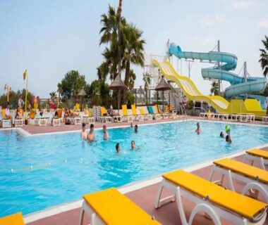 Piscine avec toboggans et transats au Mobil-home MH-A020 du Camping LE LAC DES RÊVES