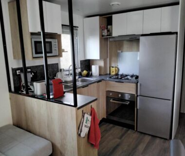 Cuisine équipée dans le mobil home MH-A020 au Camping LE LAC DES RÊVES