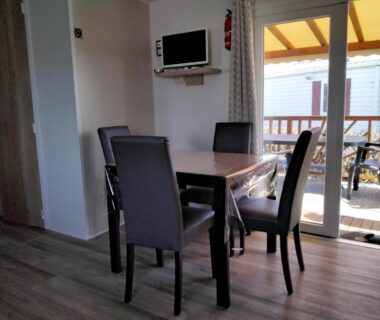 Intérieur salle à manger avec terrasse du mobil-home MH-A020 au Camping LE LAC DES RÊVES