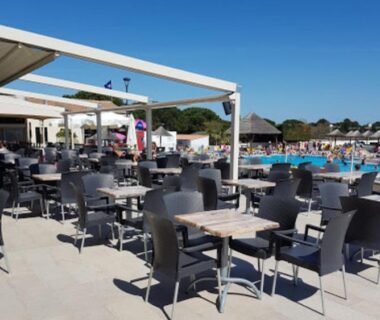 Terrasse extérieure avec tables et chaises au mobil home MH-A020 du Camping LE LAC DES RÊVES 4 étoiles