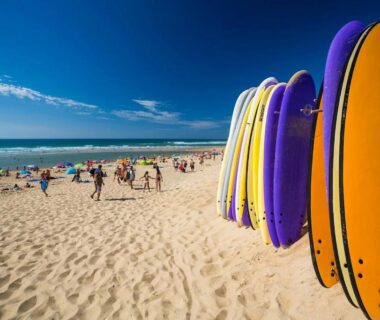 Plage atlantique avec planches de surf empilées au Mobil-home Clim du Camping LES OYATS MH-A017