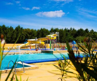 Piscine et toboggans au Mobil-home MH-A017 du Camping LES OYATS