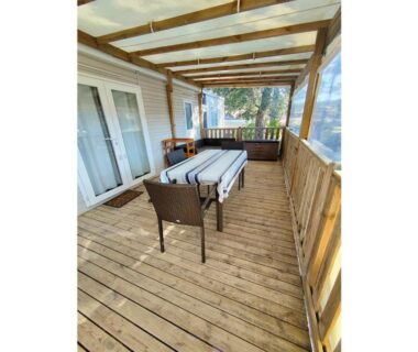 Terrasse en bois avec table et chaises du Mobil home Clim TV LV Camping LES OYATS MH A017