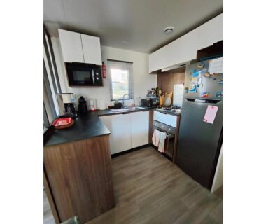 Cuisine équipée avec micro-ondes réfrigérateur et évier dans le mobil-home Clim MH-A017 du Camping LES OYATS
