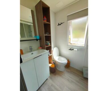 Salle de bain avec WC et lavabo dans le mobil-home MH A017 au Camping LES OYATS
