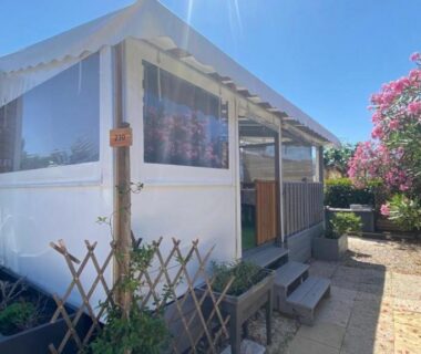 Terrasse ensoleillée et façade du mobil-home MH-A018 au Camping Vic-la-Gardiole 4 étoiles