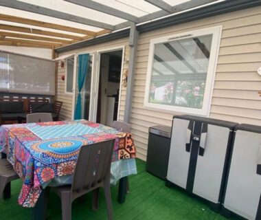 Terrasse couverte avec table chaises et rangements du Mobil-home MH-A018