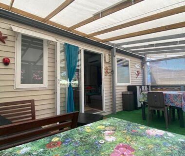 Terrasse couverte avec table et banc du mobil-home MH-A018 au Camping Vic-la-Gardiole