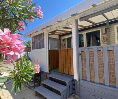 Terrasse couverte avec marches et lauriers au Mobil-home MH-A018 du Camping Vic-la-Gardiole