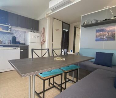 Intérieur avec kitchenette et coin repas du Mobil-home MH-A018 du Camping Vic-la-Gardiole