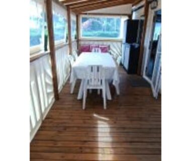 Terrasse couverte avec table et chaises au mobil-home MH-A026 Camping LE LAC DES RÊVES