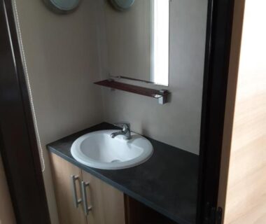 Salle d'eau avec lavabo et miroir du Mobil-home Confort camping le bois Masson