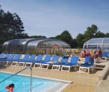 Piscine extérieure et transats au Mobil-home Confort camping le bois Masson