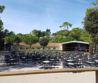 Terrasse extérieure avec tables et chaises au Mobil-home Confort du Camping Le Bois Masson