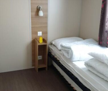 Chambre avec lits simples et rangements dans le Mobil-home Confort du camping le bois Masson