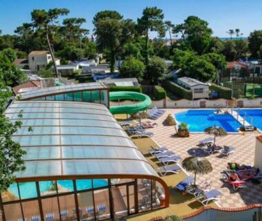 Piscine extérieure avec toboggan et bassin couvert au Mobil-home Confortable avec Terrasse pour 6 pers API-1-52-1642