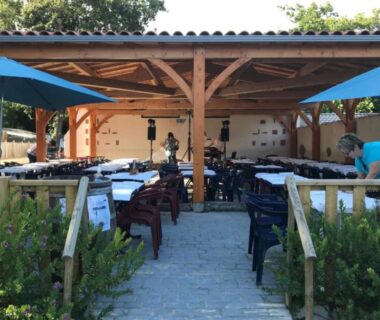 Terrasse couverte avec tables et parasols du Mobil-home Confortable avec Terrasse pour 6 pers. API-1-52-1642