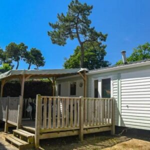 Terrasse en bois entourée de pins du Mobil-home Confortable avec Terrasse pour 6 pers API-1-52-1642