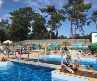 Piscine extérieure avec passerelle et bassin couvert au Mobil-home Confortable avec Terrasse pour 6 pers - API-1-52-1642