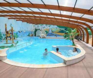 Piscine couverte avec bassin et nageurs au Mobil-home Confortable avec Terrasse pour 6 pers. API-1-52-1642