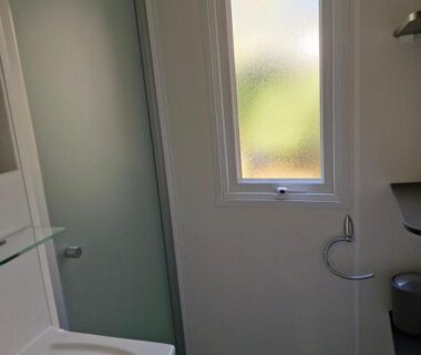 Salle de bain avec douche et lavabo dans le Mobil home Côte d'Opale