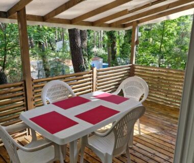 Terrasse bois couverte avec table et chaises du Mobil home Côte d'Opale