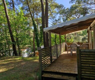 Terrasse bois couverte sous les arbres du Mobil home Côte d'Opale