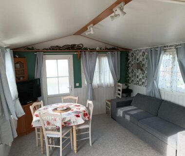 Séjour avec canapé et table dans le mobil home Cristal