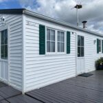 Terrasse en bois devant le mobil home Cristal