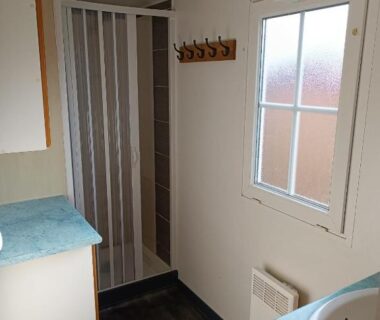 Salle de bains avec douche et lavabo dans le Mobil home Cristal