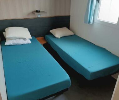 Chambre avec deux lits dans le mobil home Cristal