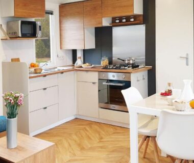 Séjour et cuisine équipés dans le Mobil-home Dan Dom