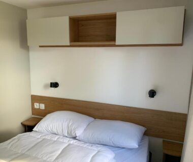 Chambre avec lit double et rangements dans le Mobil-home Dan Dom